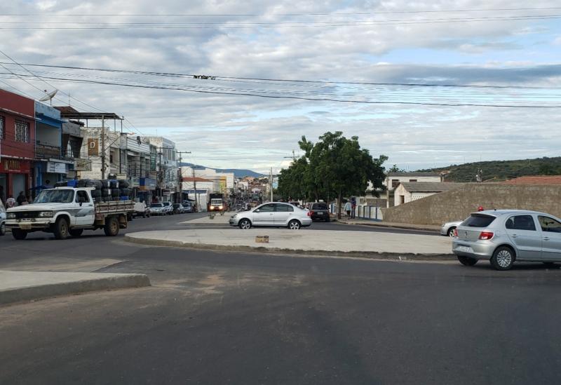 Brumado: vereador Rey de Domingão solicita sinalização na rotatória da Av. Antônio Mourão Guimarães