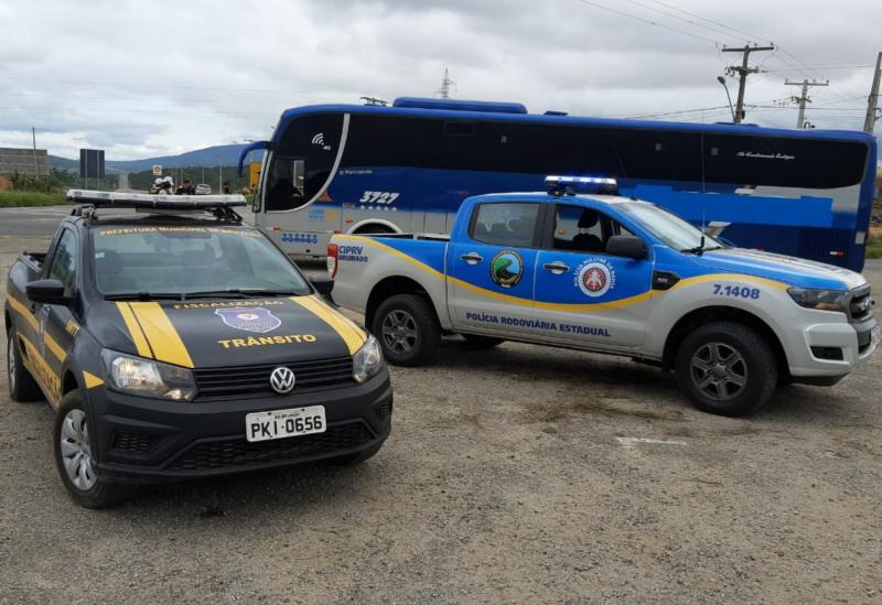 Brumado: ônibus que fazia o transporte de passageiros é apreendido na rotatória da BA-262 com a BR-030