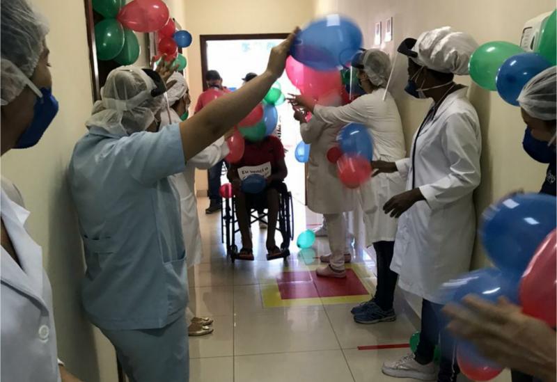 Dois pacientes curados da Covid-19 são recebidos com festa na Clínica de Hemodiálise de Brumado