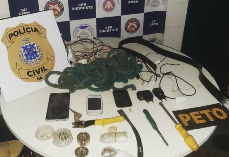 Celulares, drogas e materiais ilícitos são encontrados em celas da delegacia de Brumado