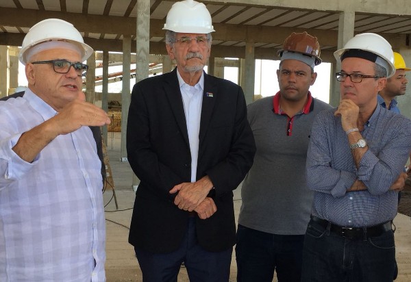 Vitória da Conquista: Ciano Filho acompanha Herzem Gusmão em visita à obra do novo aeroporto