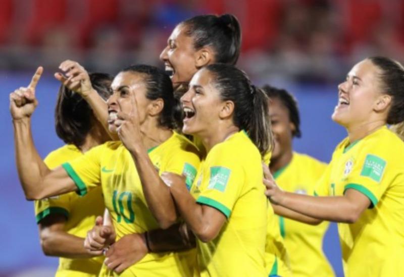 Com gol histórico de Marta, Brasil vence Itália e avança no Mundial