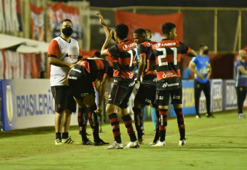 Série B: Vitória envolve adversário no 2º tempo e conquista primeira vitória