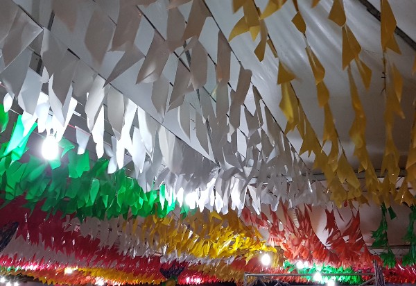 São João e Copa do Mundo exigem decoração segura e distante da rede elétrica