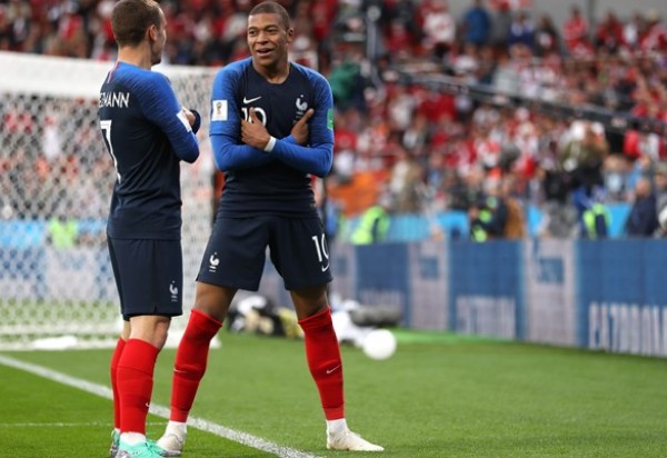 França vence Peru e está classificada antecipadamente