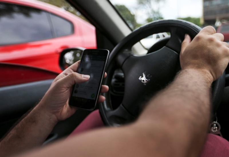 Um em cada cinco brasileiros usa o celular enquanto dirige