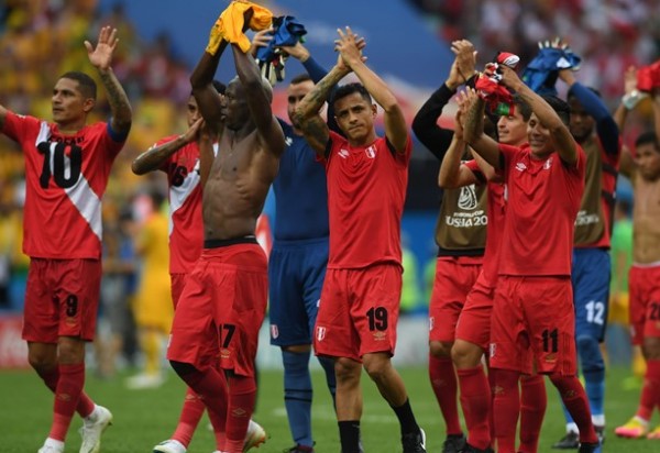 Eliminado, Peru vence Austrália que também dá adeus à Copa