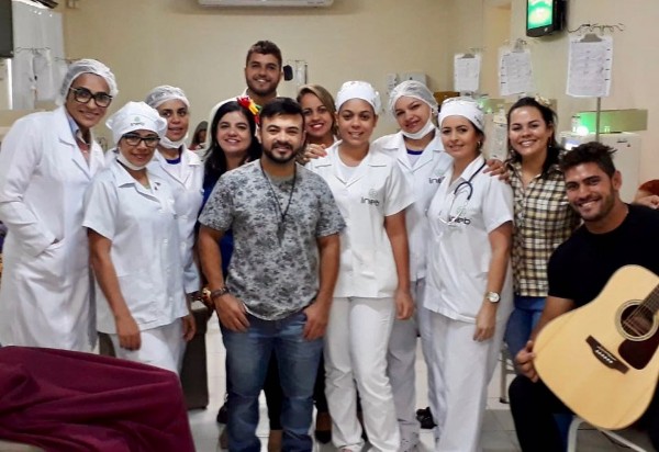 Fann Estourado participa do segundo 'Arraiá Ineb' e leva música aos pacientes da clínica