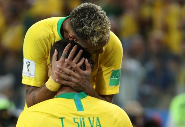 Brasil vence a Sérvia por 2 x 0 e garante 1º lugar do Grupo E