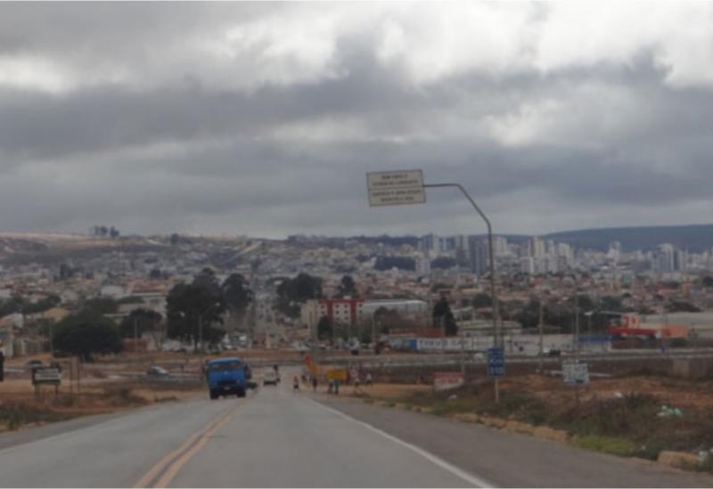 Homem é morto a tiros em Vitória da Conquista; ele estava com o filho de 05 anos na garupa de uma moto 