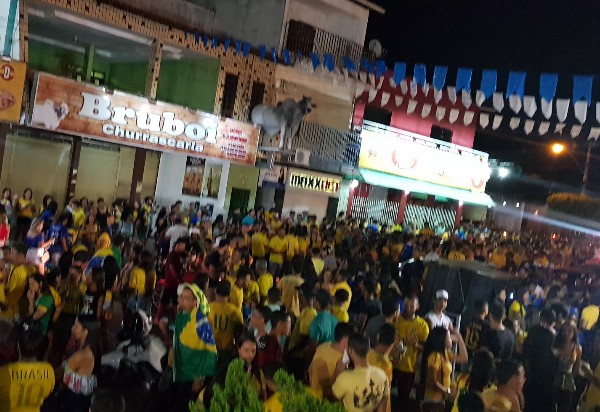 Brumadenses lotam praça da prefeitura para comemorar vitória do Brasil 