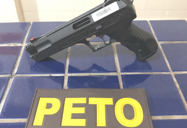 Brumado: Homem é detido após ameaçar pessoas com arma de pressão na Praça do São Pedro no bairro Olhos D'água 