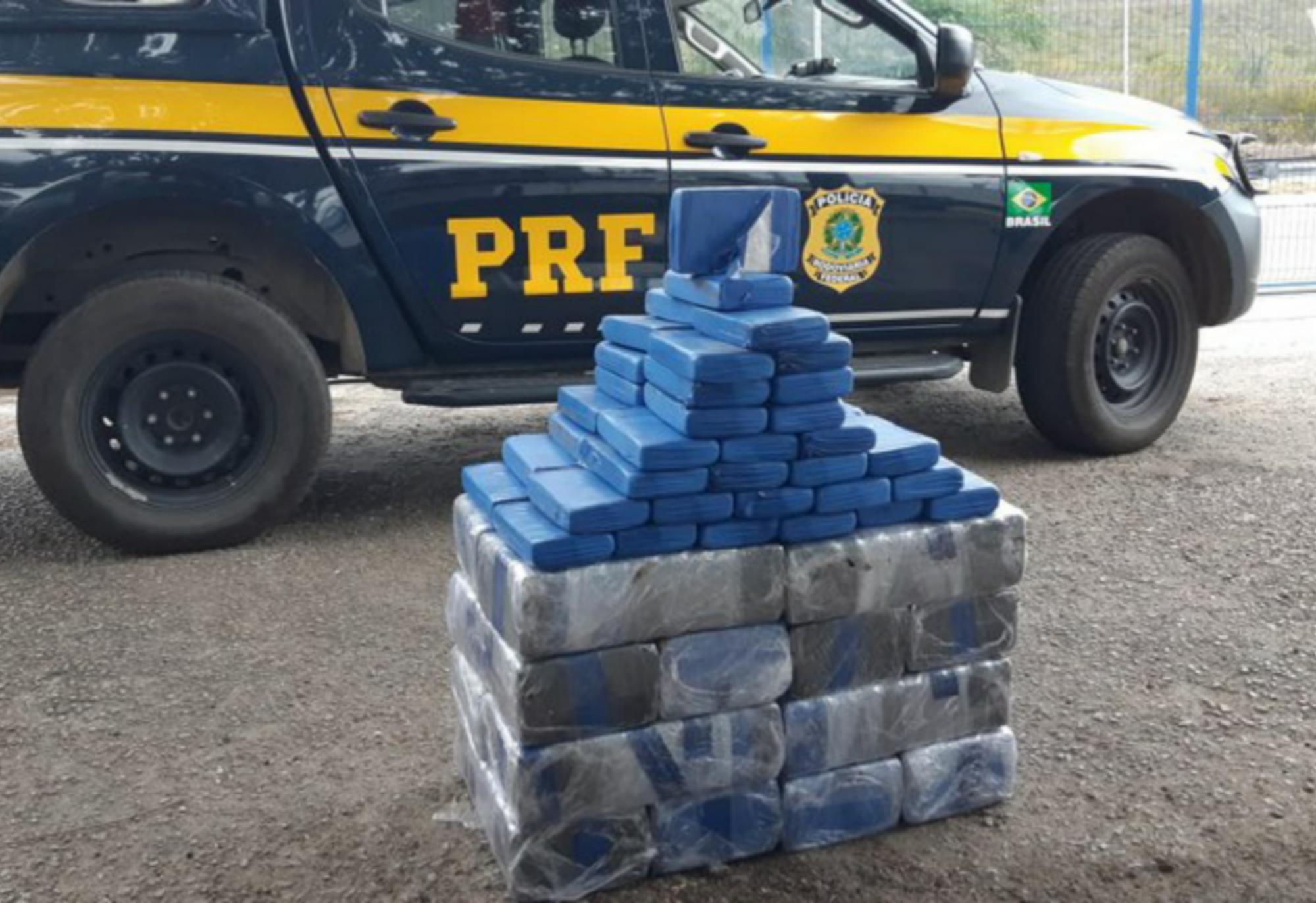 PRF na Bahia apreende 225 Kg de cloridrato de cocaína e causa um prejuízo de quase 34 milhões de reais ao crime organizado