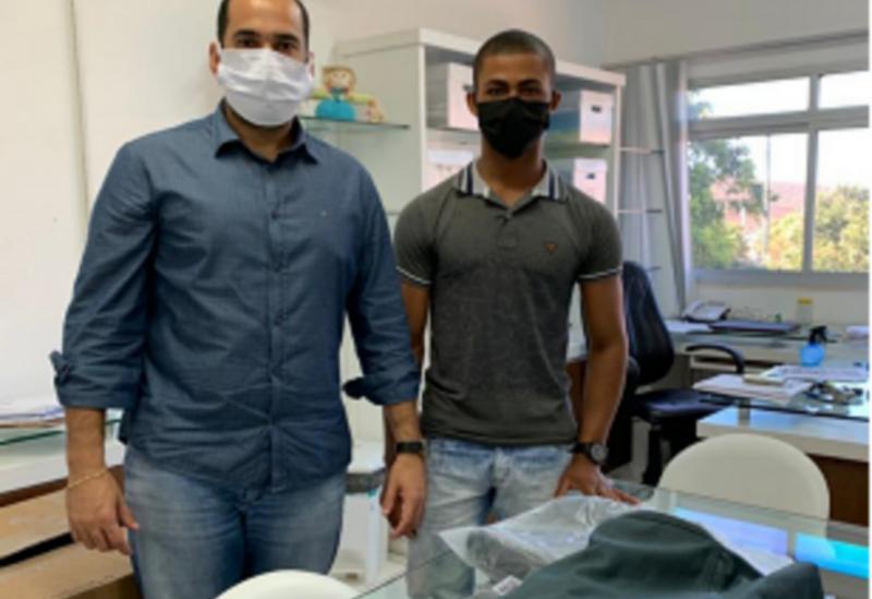 Jovem morador da zona rural doa fardas para as equipes de saúde que atuam no Hospital Municipal de Brumado