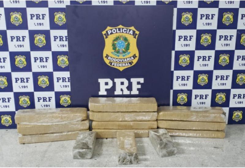 Após fuga e suspeito provocar acidente na rodovia, PRF encontra 10 Kg de maconha em carro alugado