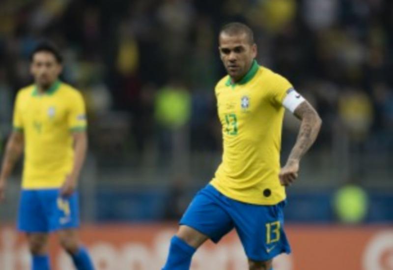 Capitão da Seleção, Daniel Alves conquista o 40º título da carreira