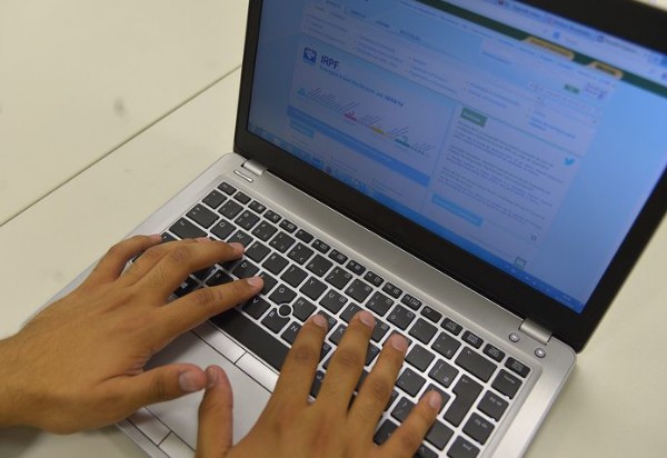 Mais de 3,3 milhões de contribuintes recebem hoje restituição do IR