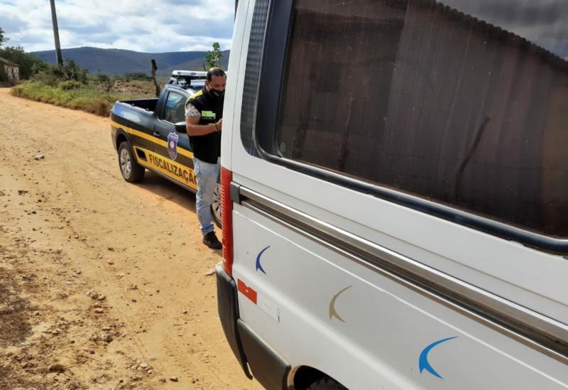 SMTT intercepta na zona rural de Brumado veículo com passageiros oriundos de São Paulo