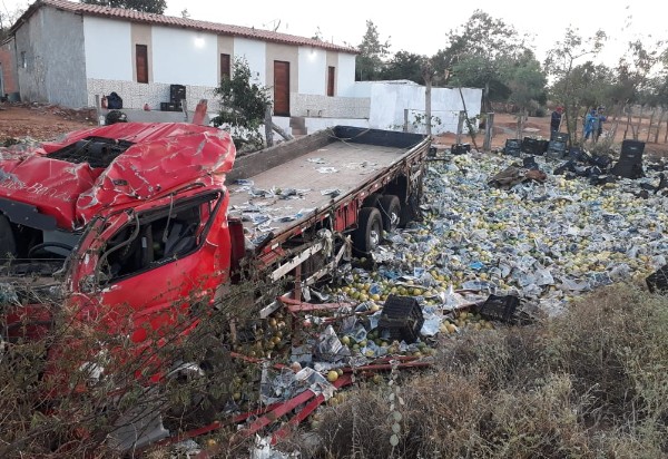 BR-030: Caminhão carregado com Maracujá tomba próximo a Lagoa Real e três pessoas ficam feridas