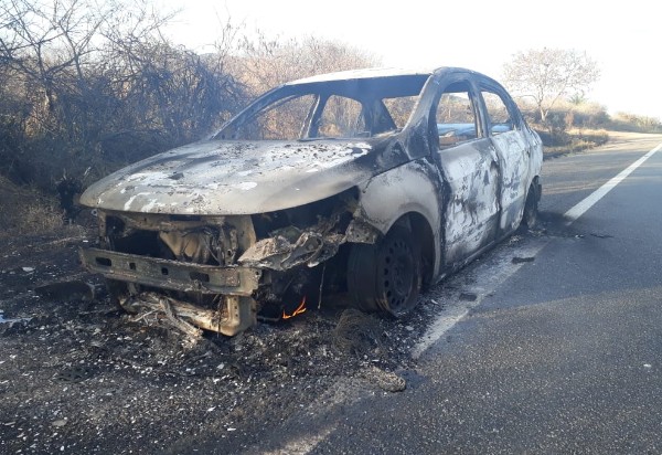 Brumado: automóvel fica completamente destruído após pegar fogo na BR-030