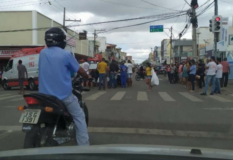 Brumado: carro e moto colidiram no centro da cidade