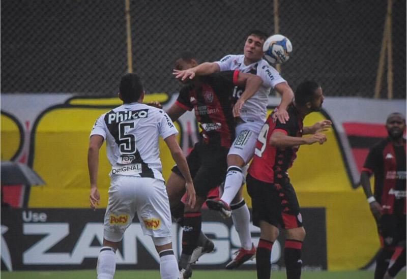 Vitória vence a Ponte Preta de virada no Barradão