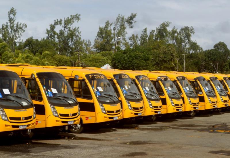 Governo da Bahia entrega um ônibus rural escolar para Brumado