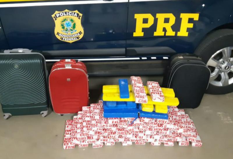 Conquista: Mulher é presa transportando maconha e cocaína dentro de ônibus