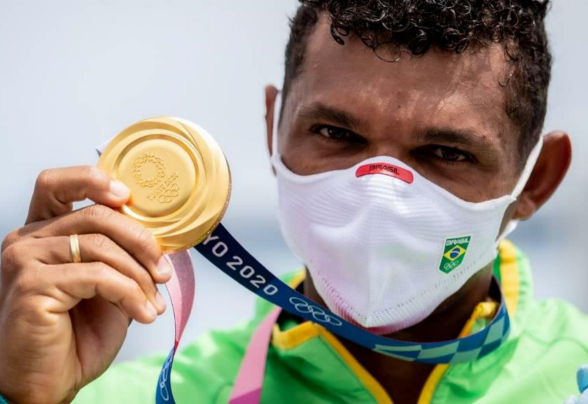 Isaquias Queiroz conquista o ouro na canoagem em Tóquio e já soma quatro pódios olímpicos