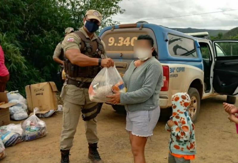 Polícia Militar entrega alimentos e agasalhos à famílias em Ituaçu