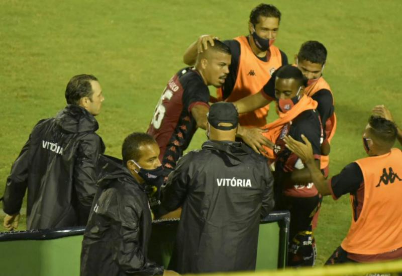 Vitória começa a luta pelo acesso conquistando três pontos