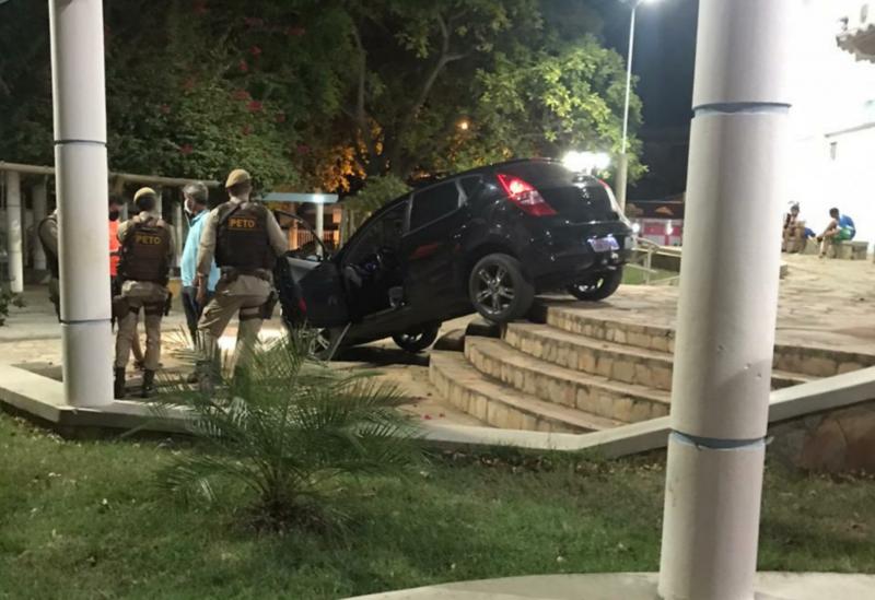 Brumado: Motorista perde controle de carro e cai em parquinho infantil da Praça da Prefeitura