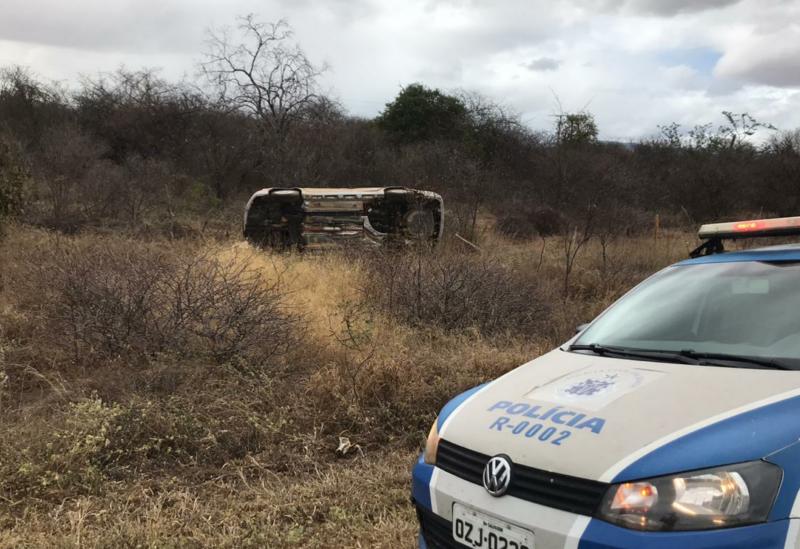 Carro capota após pneu traseiro estourar na BA-148, em Dom Basílio