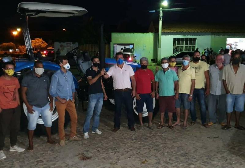 Deputado Marquinho Viana na entrega de trator em Paramirim