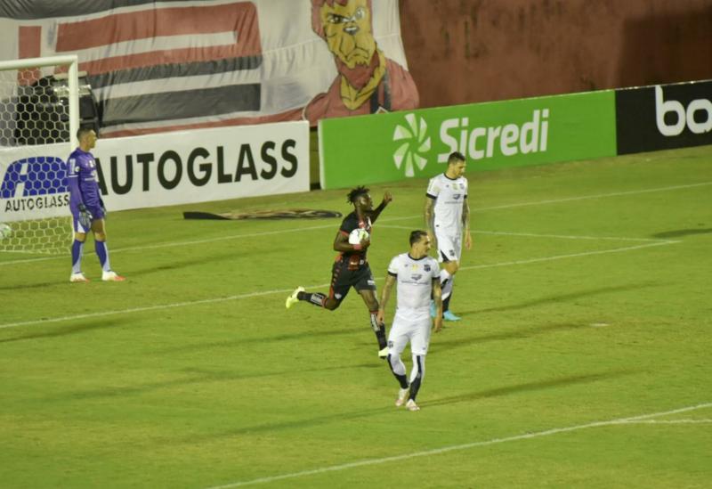 Vitória acaba superado em casa e sai da Copa do Brasil na terceira fase