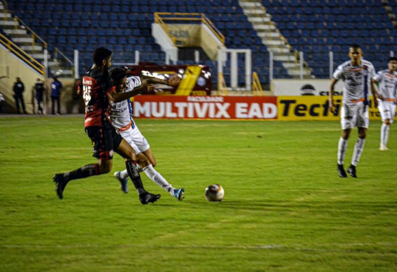 Em noite sem inspiração, Vitória é surpreendido fora de casa