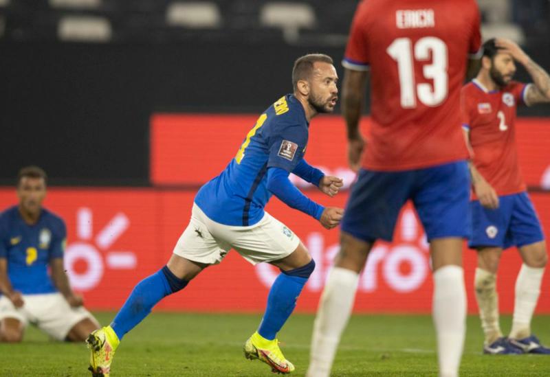 Eliminatórias: mesmo jogando mal, Brasil vence Chile
