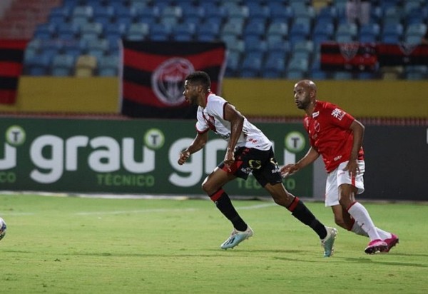 Wesley marca duas vezes e Vitória ganha segundo jogo fora de casa