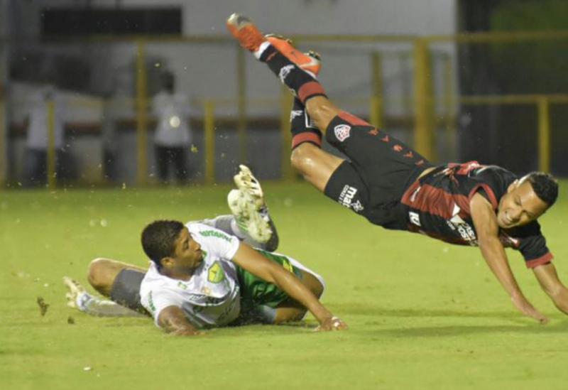 Com goleada, Vitória volta a vencer em casa e derruba o último invicto