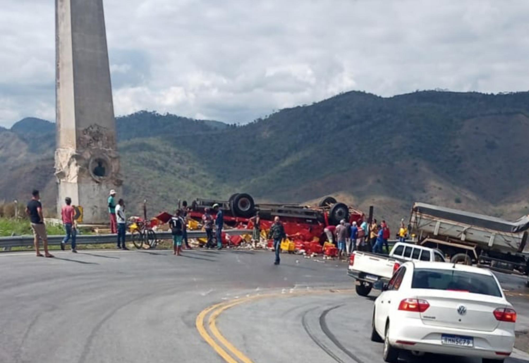 Quatro pessoas fixam feridas após capotamento na Serra do Marçal