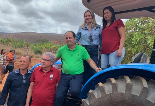 População de Jussiape recebe trator agrícola e ambulâncias