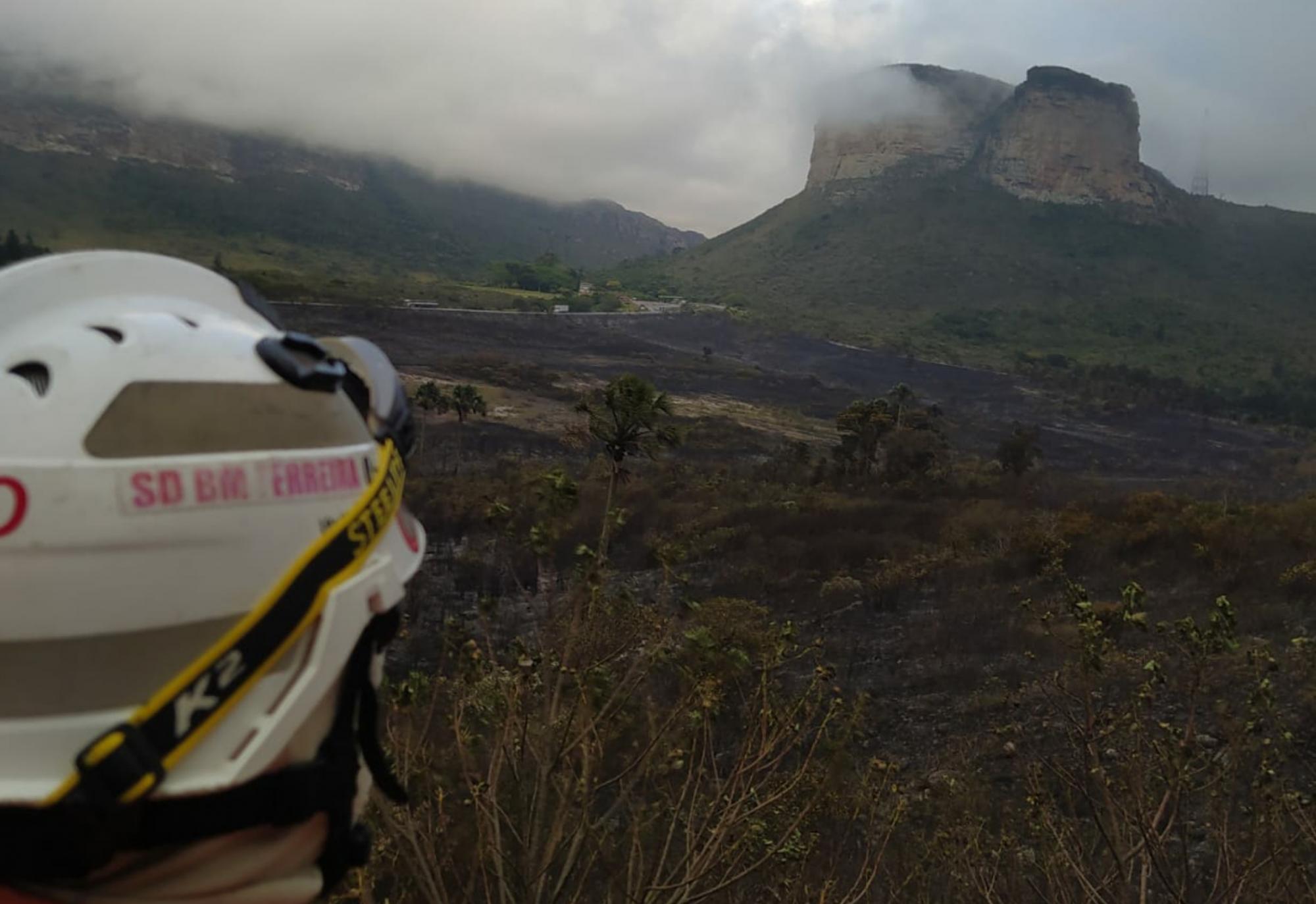 Bombeiros conseguem controlar incêndio em rodovia próxima ao Morro do Pai Inácio
