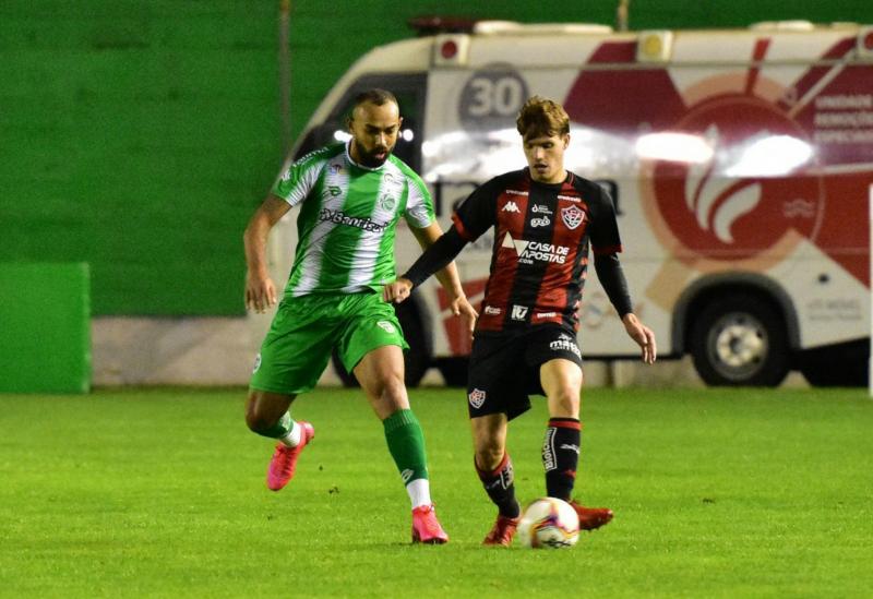 Vitória reage, consegue empate e avança uma posição na classificação