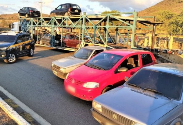 PRF aborda caminhão cegonha e flagra compartimento de carga ‘recheado’ com veículos em situação irregular
