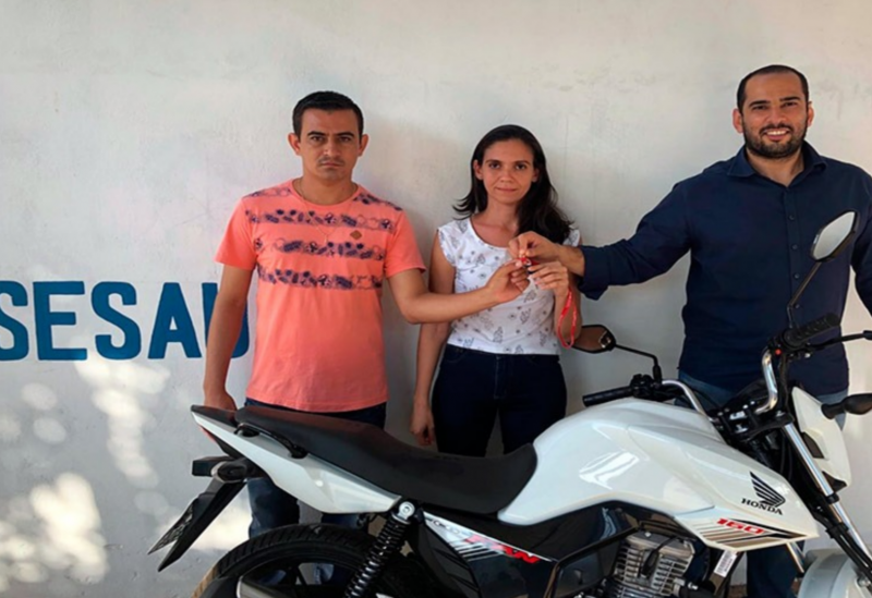 Buscando ampliar as ações de combate a Dengue em Brumado, Sesau entrega motocicleta à VIGEP