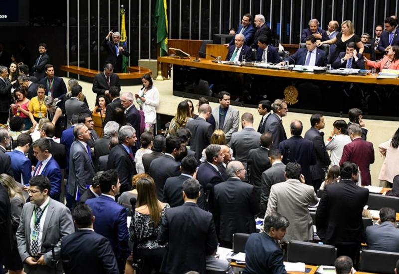 Congresso derruba vetos e restaura 15 crimes de abuso de autoridade