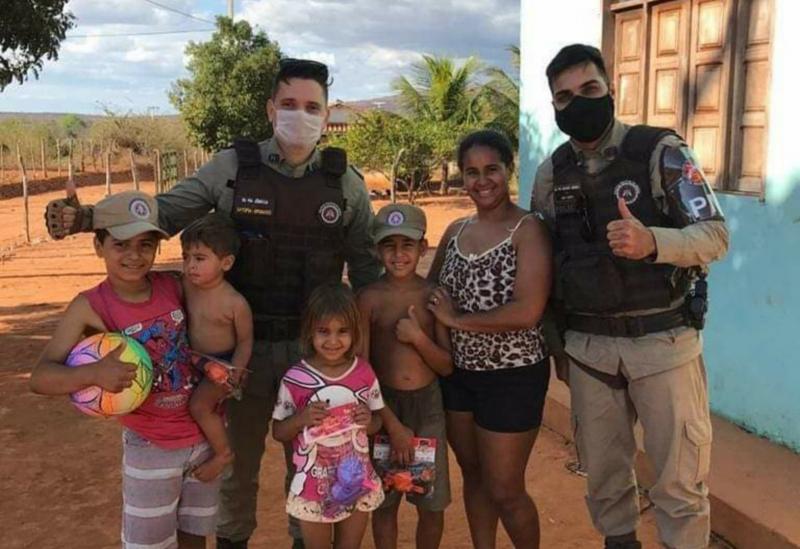 Malhada de Pedras: Policiais Miliares entregam presentes à crianças