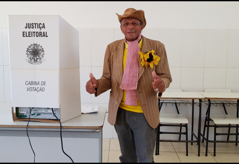 Brumado: Carcará, candidato a deputado estadual, votou na Escola Idalina Azevedo Lobo