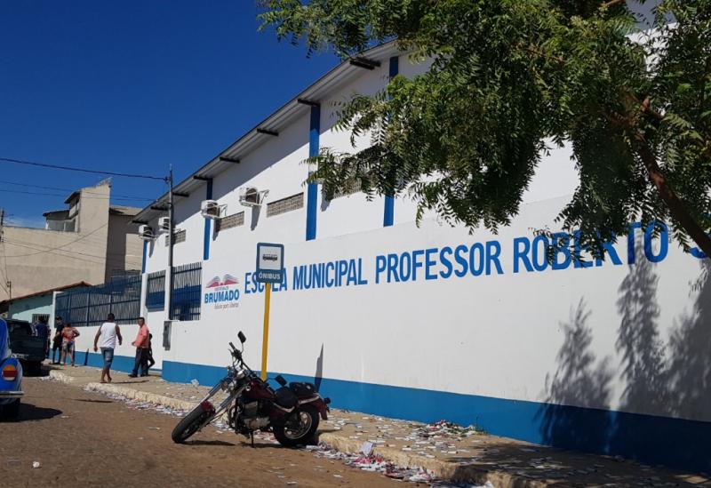 Brumado: Homem é detido pela PM após ser flagrado fazendo 'Boca de Urna' na Escola Roberto Santos