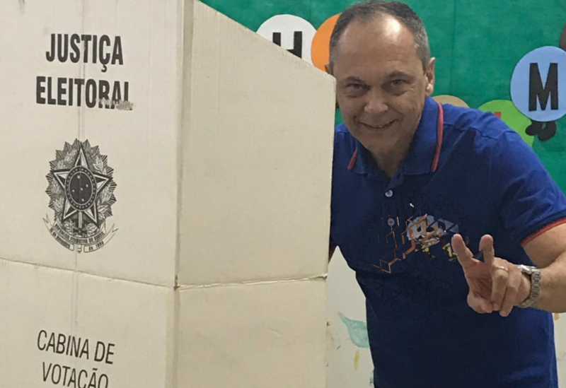 Brumado: candidato a deputado federal, Carlinhos Moura  votou na Escola Municipal Professora Scheilla Barreto  